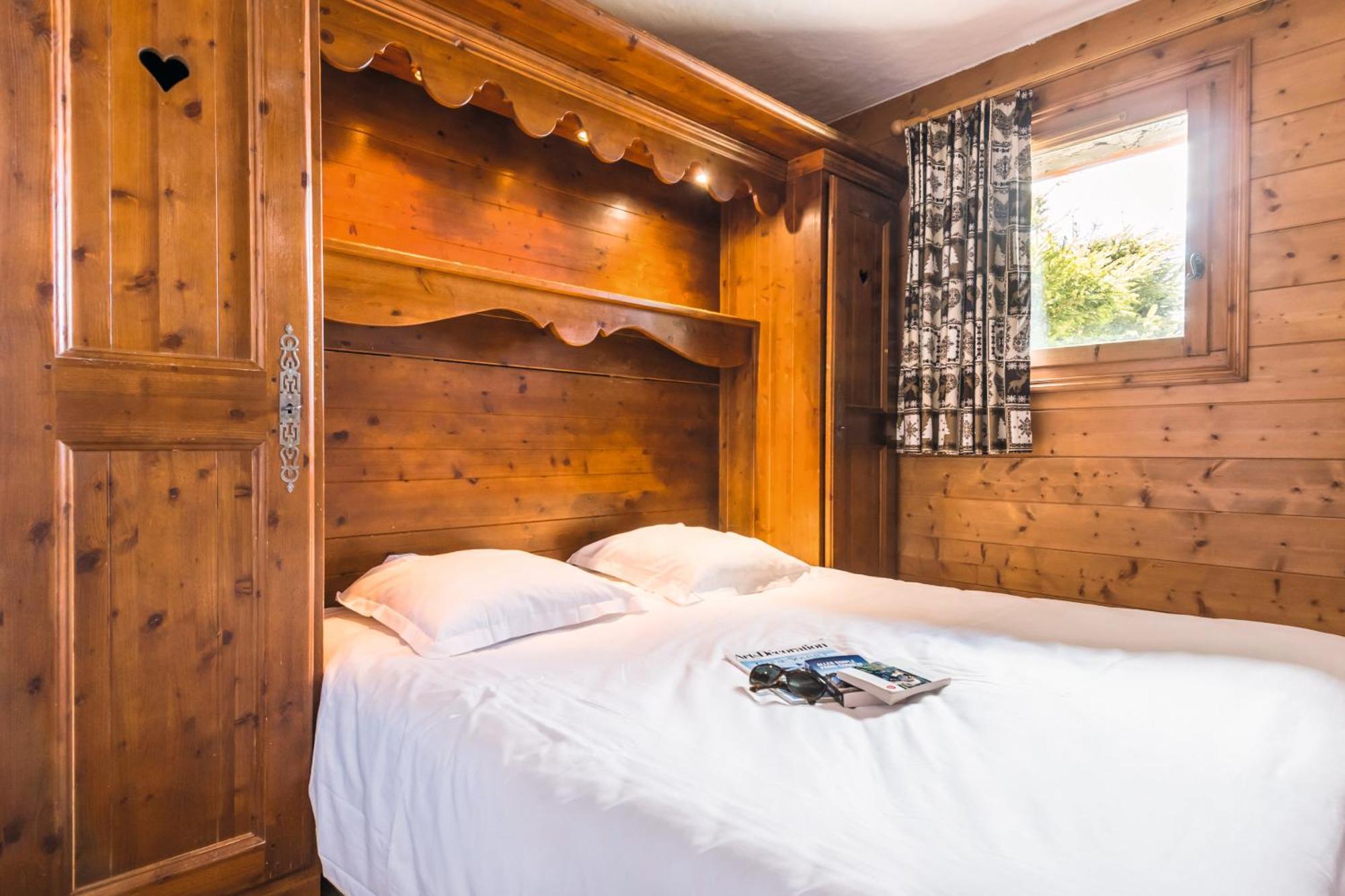 One-Bedroom Apartment Sleeping Alcove Balcony